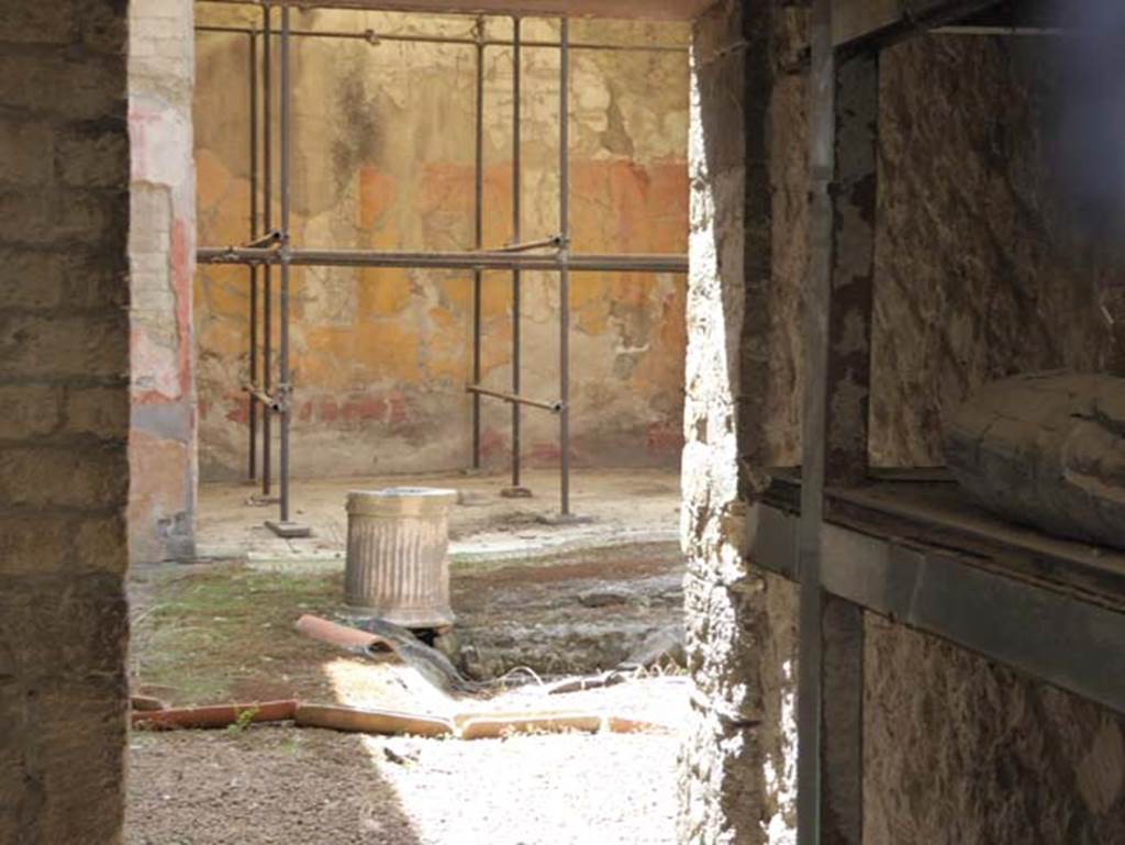 V. 11. Herculaneum, July 2015. Atrium and impluvium, seen from doorway in rear wall of V.12, looking towards tablinum.  Photo courtesy of Michael Binns.

