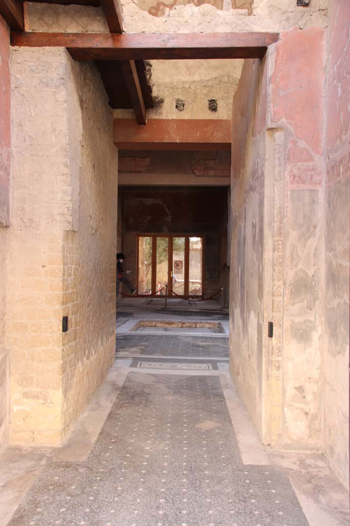 V.15 Herculaneum, October 2020. Looking south along entrance corridor towards atrium. Photo courtesy of Klaus Heese.