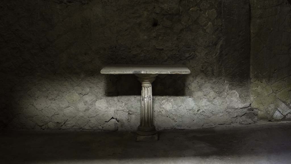 V.15, Herculaneum, August 2021. Central cubiculum, with table against the west wall. Photo courtesy of Robert Hanson.