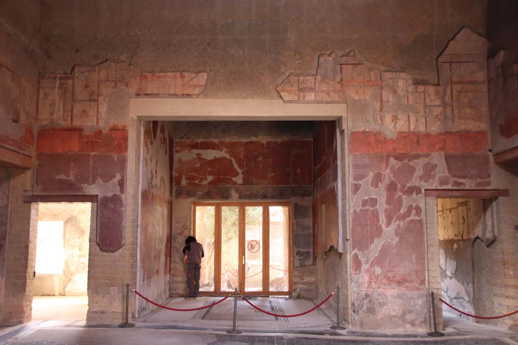 V.15 Herculaneum, October 2020. 
South side of atrium, doorway to oecus, on left, tablinum, in centre, corridor to peristyle, on right. Photo courtesy of Klaus Heese.
