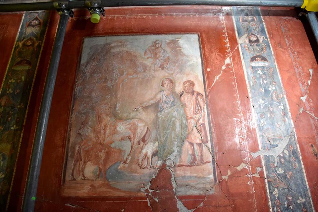 V.15 Herculaneum. October 2019. West wall of tablinum, with central painting of Daedalus and Pasiphae between decorative bands. 
Photograph © Parco Archeologico di Pompei.

