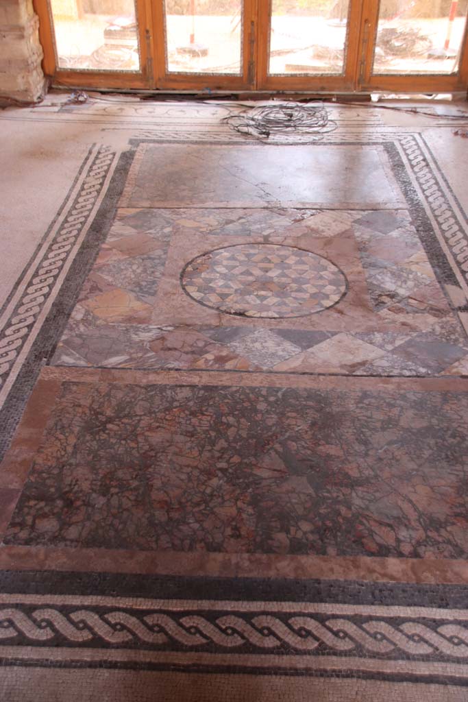 V.15 Herculaneum, October 2020. Detail of flooring in tablinum. Photo courtesy of Klaus Heese.