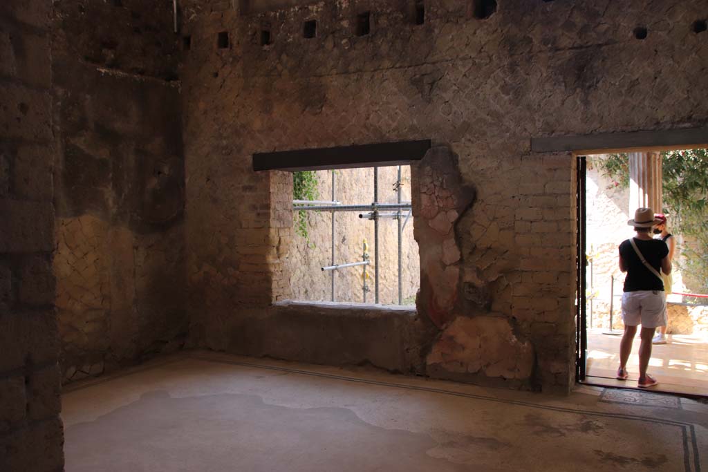 V.15 Herculaneum. September 2021. 
Looking through doorway into triclinium, with doorway to portico in south wall, on right. Photo courtesy of Klaus Heese.

