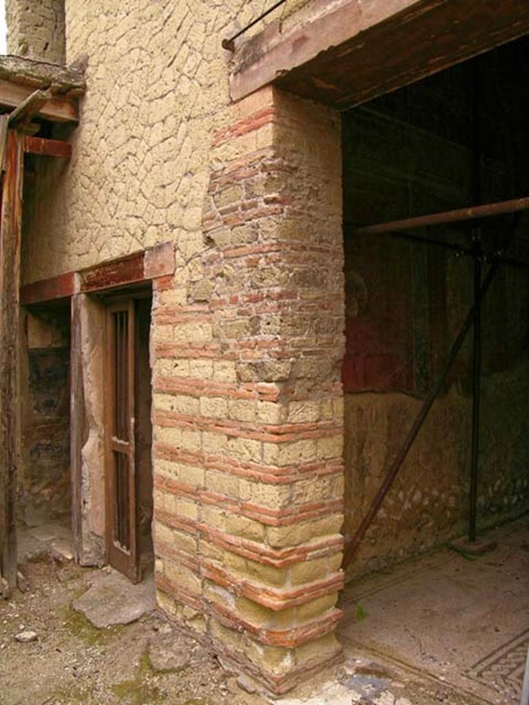 V.15, Herculaneum. May 2005. 
North-west corner of north portico, with corridor doorway to atrium, on left,
doorway to steps to upper apartment, centre left, and opening to tablinum, on right.
Photo courtesy of Nicolas Monteix.
