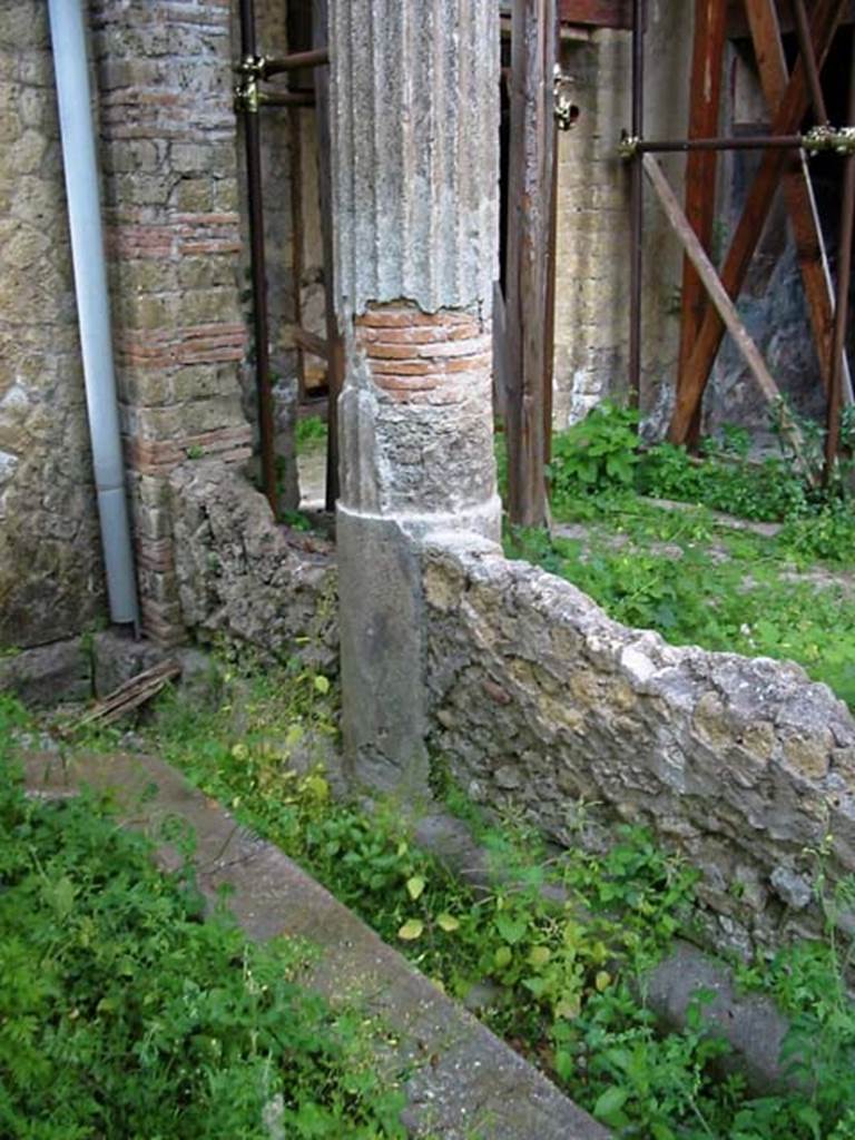 V.15, Herculaneum. May 2003. Looking towards north-west corner of garden area.
Photo courtesy of Nicolas Monteix.
According to Jashemski, the garden (9.90 x 4.90m) at the rear of the tablinum was enclosed by a windowed passageway on the west side.
A portico, supported by seven columns connected with a low wall, was on the north and east.
There was a wide water channel on three edges of the garden, and in the middle of the garden was a well with a heavy masonry puteal. 
The mouth of the puteal was a large neck of a dolium. 
See Jashemski, W. F., 1993. The Gardens of Pompeii, Volume II: Appendices. New York: Caratzas. (p.269).
See also Maiuri, A. (1958). Ercolano, I Nuovi Scavi (1927-1958), vol.1. (p.233).
