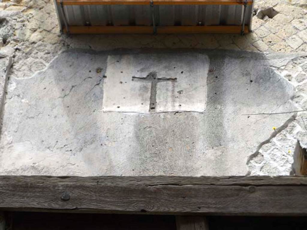 V.15 Herculaneum, House of Bicentenary, April 2013. Detail from upper west wall.
Photo courtesy of Bruce Longenecker.
