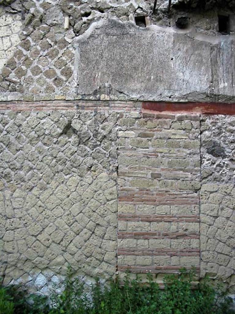 V.15, Herculaneum. May 2003. 
Detail of west wall of peristyle, including remains of plaster and holes for support beams for an upper floor. Photo courtesy of Nicolas Monteix.
