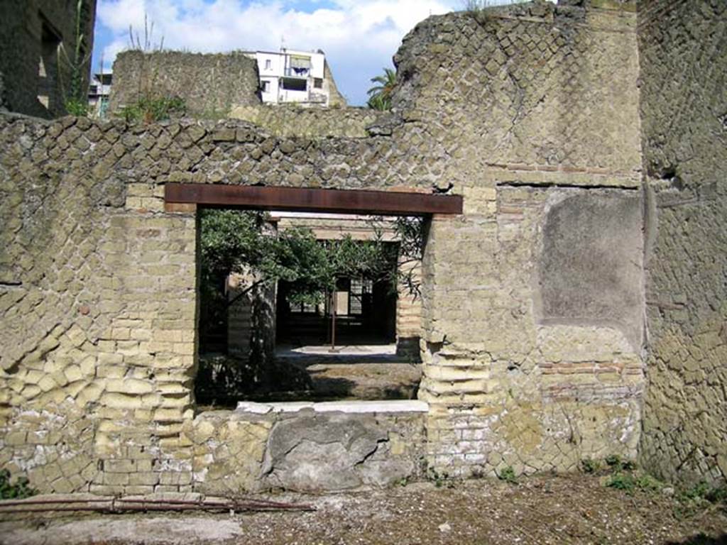 V.15, Herculaneum, May 2004. Looking towards north wall and north-east corner of large oecus at rear of peristyle.  Photo courtesy of Nicolas Monteix.
