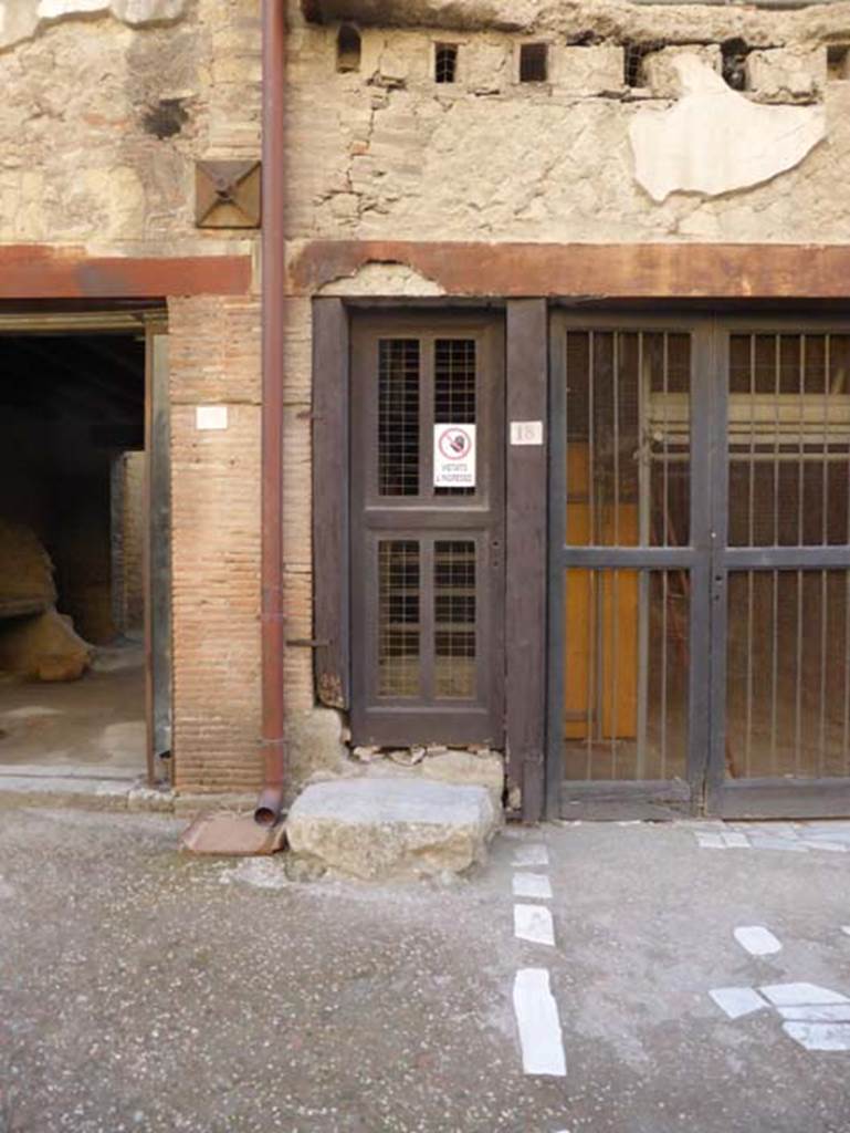 Ins. V 18, Herculaneum, September 2015. Entrance doorway.