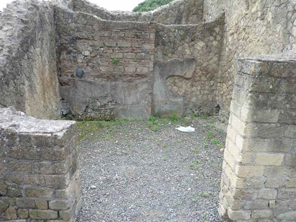 V 21, Herculaneum, May 2010. Rear room on north-east corner of insula.
