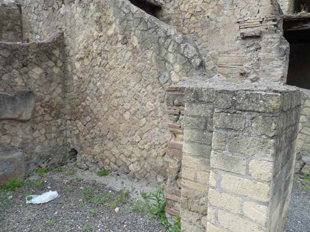 V 21, Herculaneum, May 2010. West wall of rear room on north-east corner of insula.