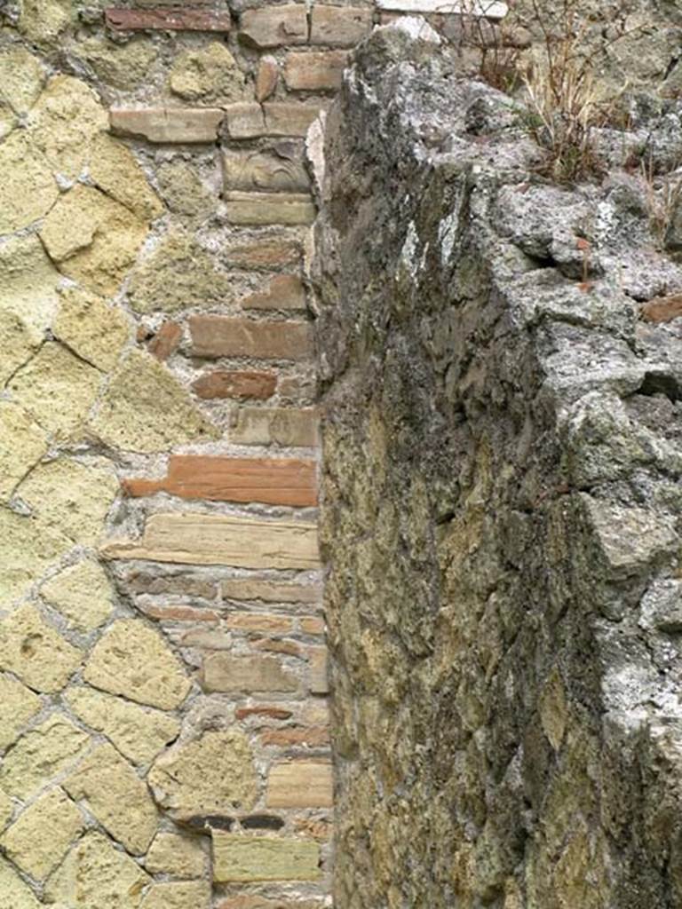 V.24, Herculaneum. May 2005. Detail of masonry in north-east corner of north wall.
Photo courtesy of Nicolas Monteix.

