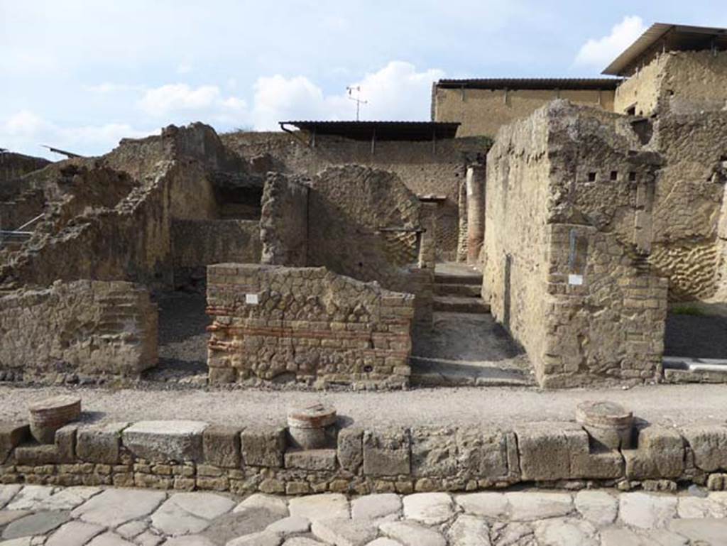 V.25, on left, V.24, centre right, and V.23, on right, Herculaneum. October 2014.
Looking west to entrance doorways on Cardo V. Superiore. Photo courtesy of Michael Binns.  The columns from which the house is name, can be seen on the right side of the entrance corridor, at the rear.

