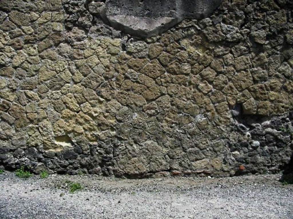V.28, Herculaneum. May 2003. Detail of lower north wall. Photo courtesy of Nicolas Monteix.