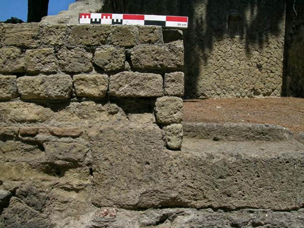 V.32 Herculaneum. May 2006. Threshold or sill on south side of entrance doorway, looking west. Photo courtesy of Nicolas Monteix.