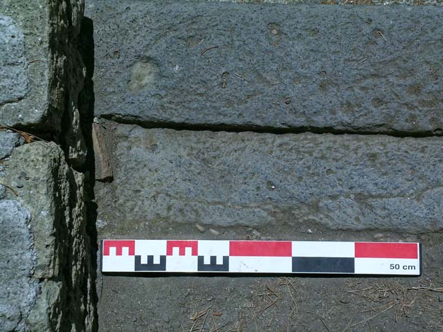 V.33, Herculaneum. May 2006. Detail of threshold at north end. Photo courtesy of Nicolas Monteix.

