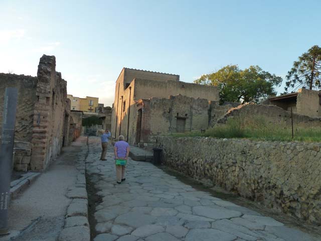 Decumanus Inferiore, Herculaneum, September 2015. Looking north-west towards garden area of V.33, on right, on corner with junction with Cardo V. In the centre are the doorways to V.34 and V.35.

