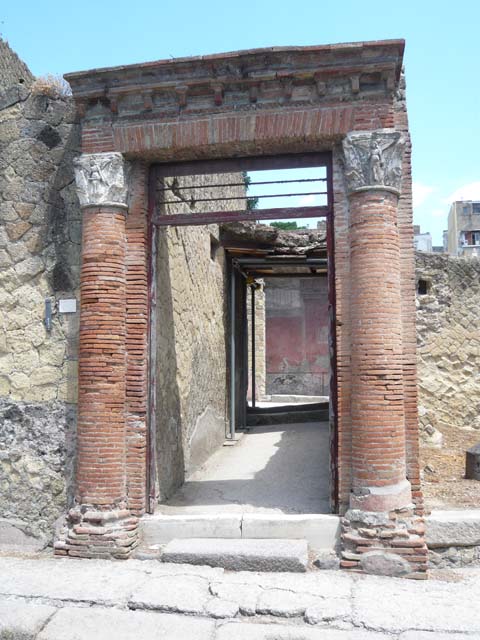 V,35 Herculaneum. August 2013. Entrance doorway. Photo courtesy of Buzz Ferebee.