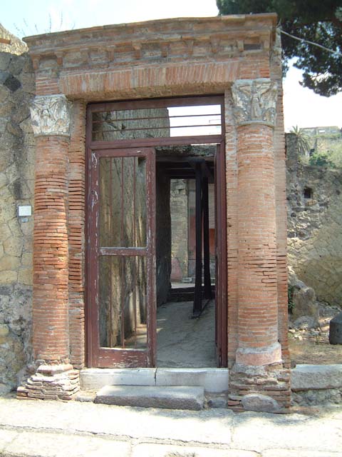 V.35 Herculaneum, May 2001. Entrance doorway.  Photo courtesy of Current Archaeology.
