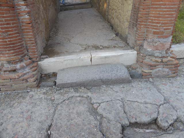 Ins. V 35, Herculaneum, September 2015. Threshold to doorway.