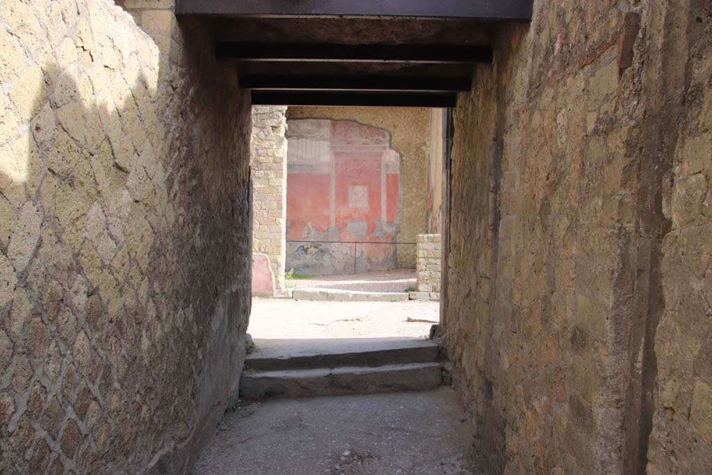 Ins. V 35, Herculaneum, September 2015. Looking north along entrance corridor towards the triclinium.