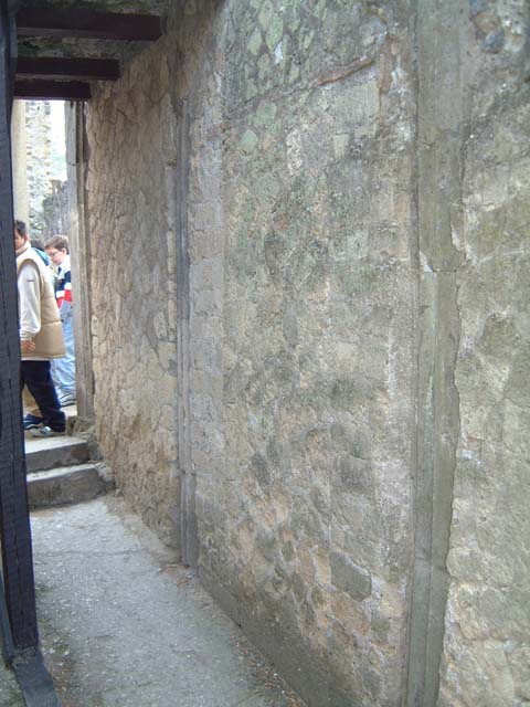 Ins. V 35, Herculaneum, September 2015. Embedded tufa columns in east wall of entrance corridor, or fauces.
