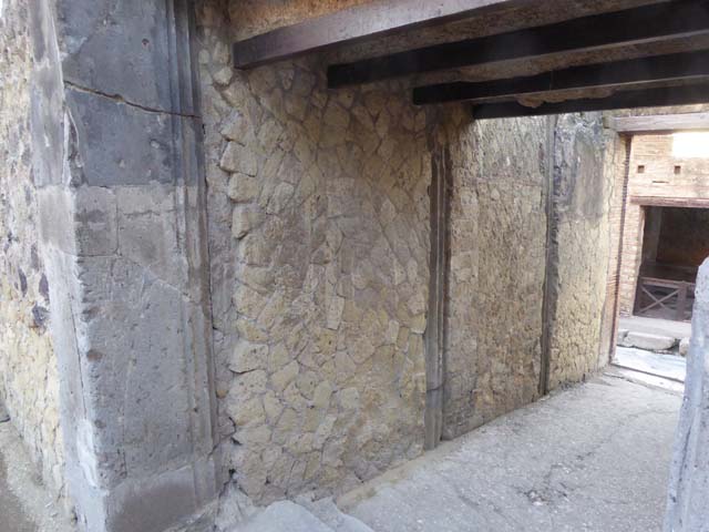 Ins. V 35, Herculaneum, September 2015. Steps at north end of entrance corridor leading to vestibule.