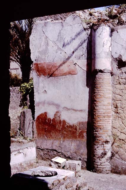 Ins. V 35, Herculaneum, September 2015. Courtyard.