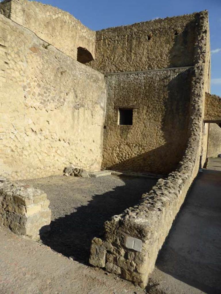 VI, Herculaneum, September 2015. Doorway to VI. 31 the latrine on north side of VI.1.