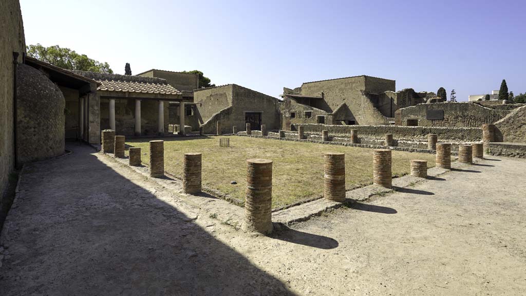 VI.1/7, Herculaneum. August 2021. 
Looking south-east across palaestra from near entrance at Ins. VI.1. Photo courtesy of Robert Hanson.

