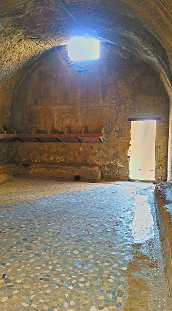 VI.1, Herculaneum. Photo taken between October 2014 and November 2019. 
Looking towards south wall, with window and doorway. Photo courtesy of Giuseppe Ciaramella.
