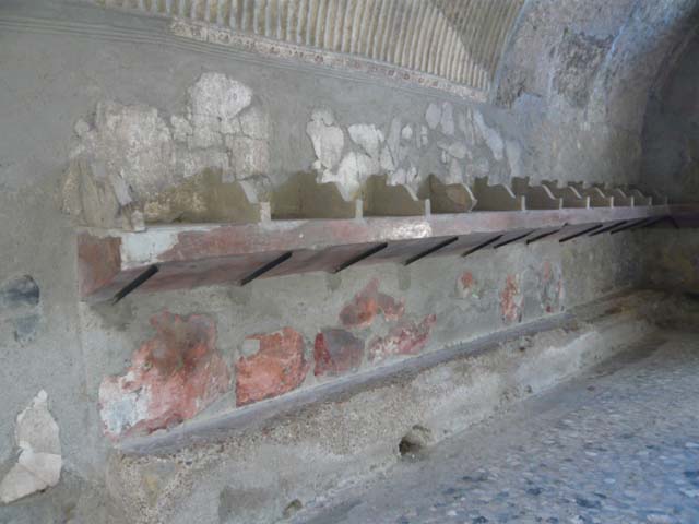 VI.1, Herculaneum. September 2003. Looking south across detail of flooring in north-west corner of apodyterium.
Photo courtesy of Nicolas Monteix.

