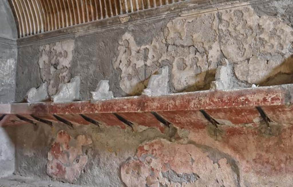 VI.1/7, Herculaneum, April 2018. Detail from east wall of tepidarium in north-east corner.
Photo courtesy of Ian Lycett-King. Use is subject to Creative Commons Attribution-NonCommercial License v.4 International.
