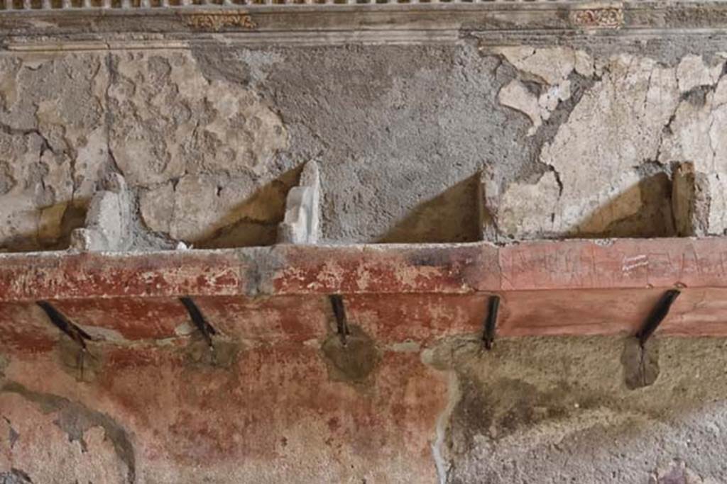 VI.1/7, Herculaneum, April 2018. Detail from east wall of tepidarium. Photo courtesy of Ian Lycett-King. Use is subject to Creative Commons Attribution-NonCommercial License v.4 International.
