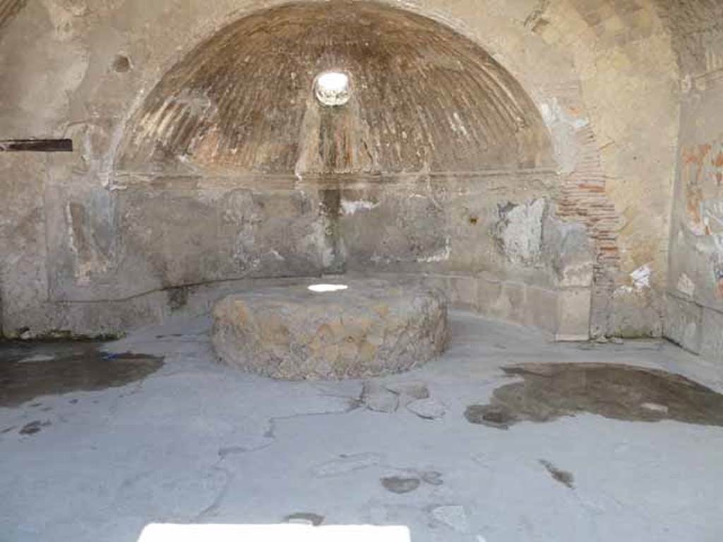 VI.1/7, Herculaneum. May 2010. South end of caldarium with shell-shaped apse and podium for labrum.