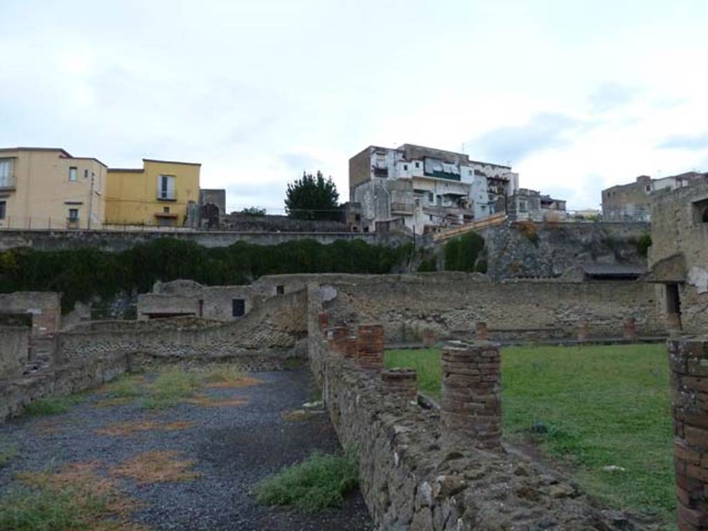 Ins. VI.5, Herculaneum, September 2015. Looking west across exercise area, at front of palaestra with columned portico. 