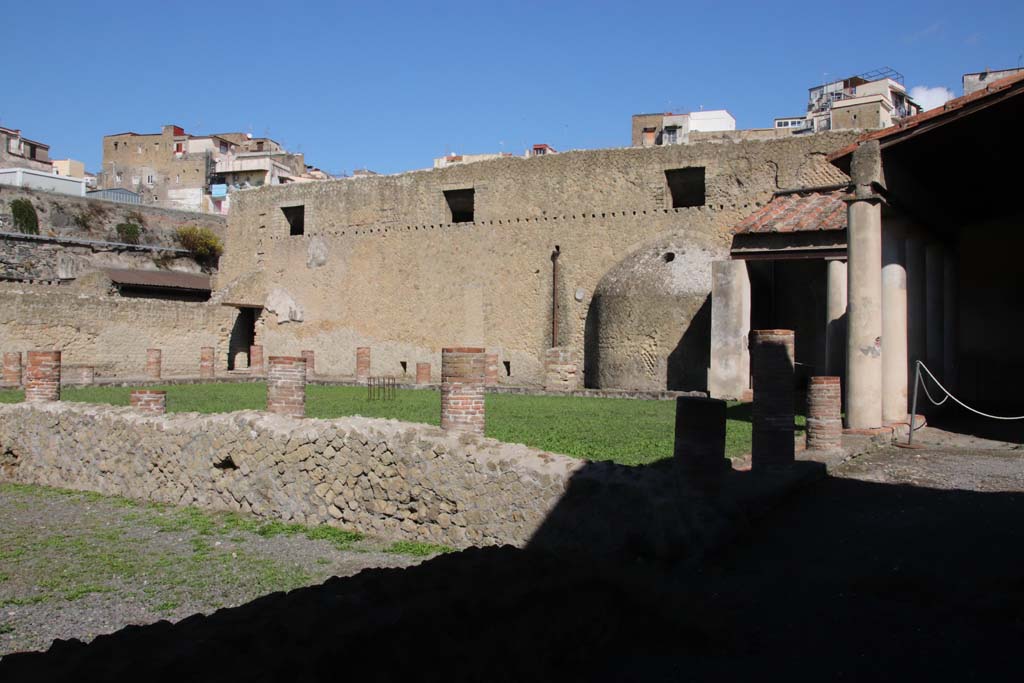 VI.5 Herculaneum. October 2020. Central baths, looking towards palaestra with columned portico. Photo courtesy of Klaus Heese.