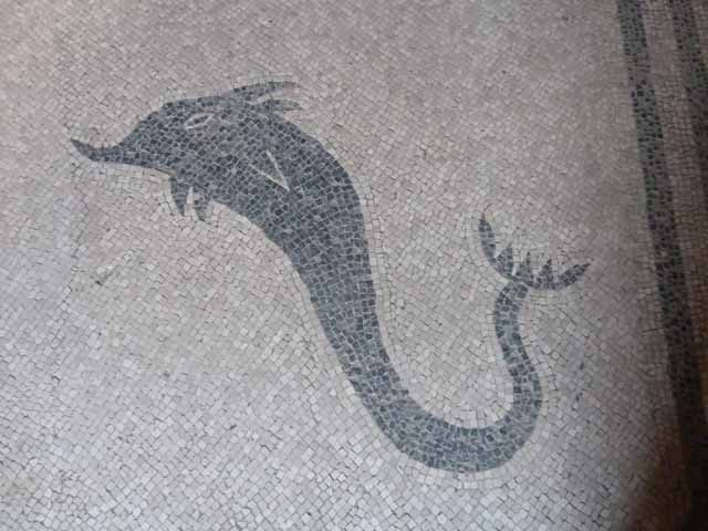 VI.8, Herculaneum. October 2001. Black and white mosaic of dolphin. Photo courtesy of Peter Woods.
