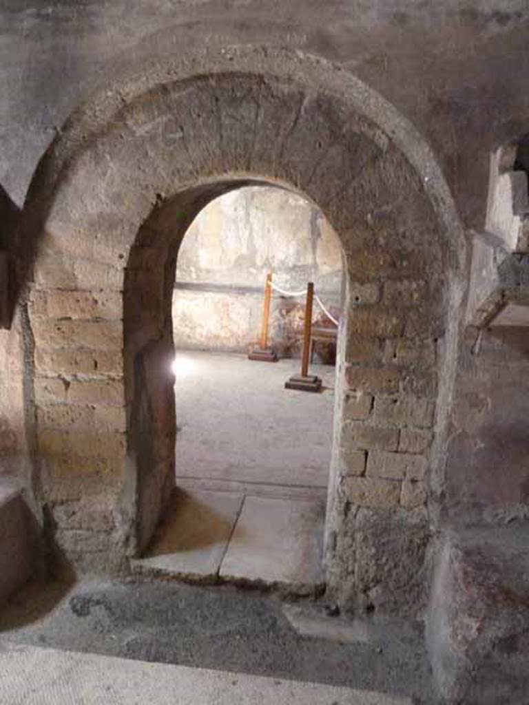 VI.8, Herculaneum. May 2010. Arched doorway in west wall of tepidarium (warm room) into caldarium (hot room).