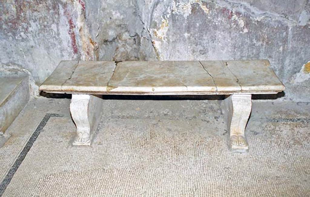 VI.8, Herculaneum. October 2001. White marble bench on east side. Photo courtesy of Peter Woods.
