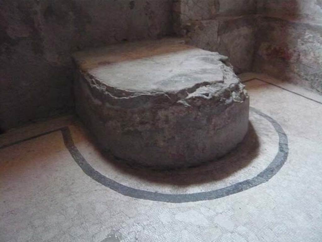 VI.8, Herculaneum. August 2013. Base for labrum, or cold-water basin. Photo courtesy of Buzz Ferebee.
