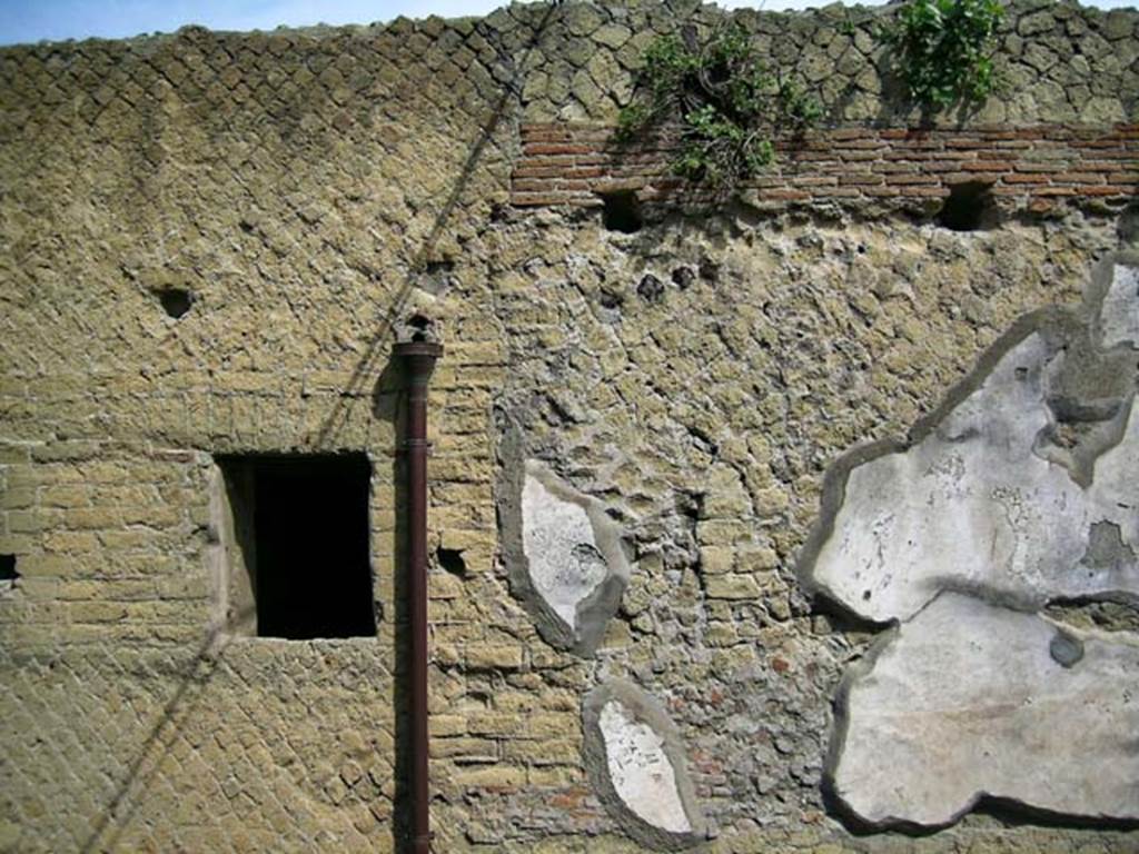 VI.8 and VI.9 Herculaneum, May 2004. Upper exterior facade on west side of Cardo IV. Photo courtesy of Nicolas Monteix.

