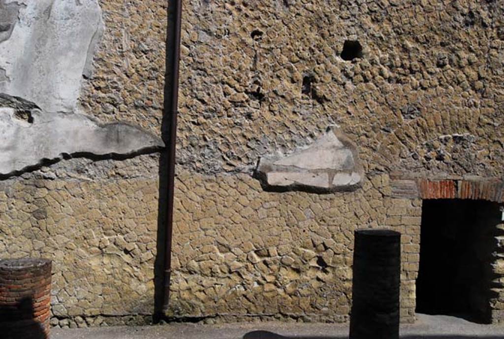 VI.9, Herculaneum, June 2008. Exterior facade with remaining plaster on south side of doorway on east side of Cardo IV.
Photo courtesy of Nicolas Monteix.
