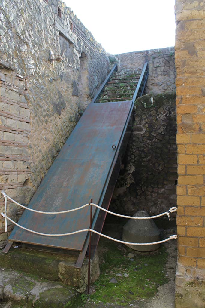 VI.10 Herculaneum. March 2014. Detail of steps to upper floor.   
Foto Annette Haug, ERC Grant 681269 DÉCOR.

