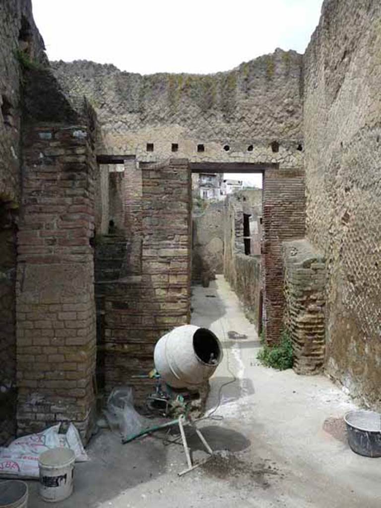 VI.10 Herculaneum. May 2010. Looking west from entrance doorway. 
201005%20Card%2006%20748