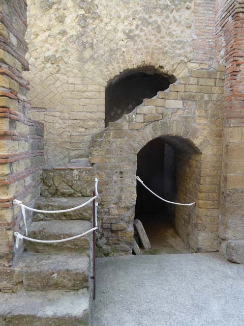 VI.10, Herculaneum, October 2014. Looking west up the steps. Photo courtesy of Michael Binns.