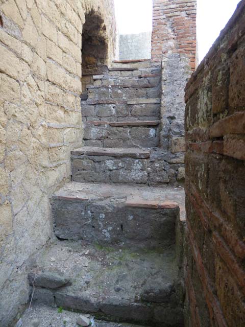 VI.10, Herculaneum, September 2004. Looking west up the steps