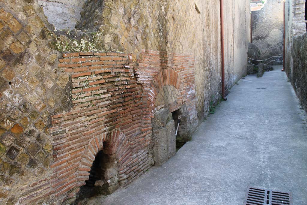 VI.10 Herculaneum, March 2014. Looking west along rear south wall of services’ corridor of baths.
Foto Annette Haug, ERC Grant 681269 DÉCOR
