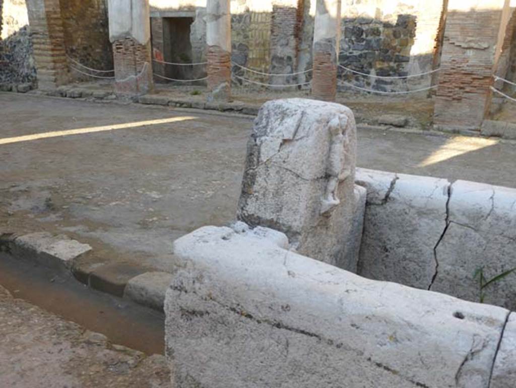 Fountain at north end of Cardo IV, on Decumanus Maximus. September 2015. West end of fountain.