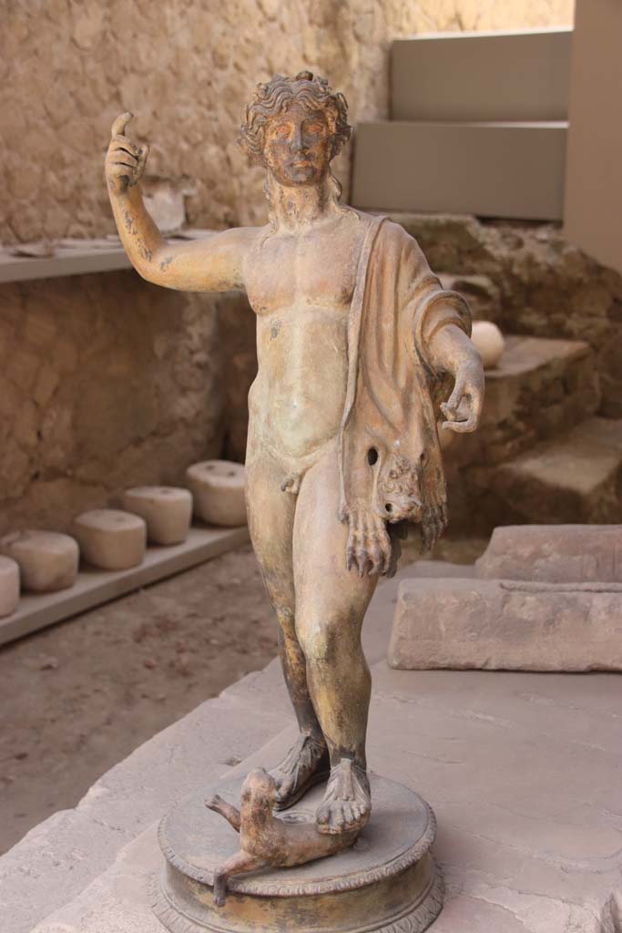 VI.12 Herculaneum. September 2019. 
Reproduction bronze statuette of Bacchus with decoration of gold, silver and copper, also awaiting repair in this metal worker’s workshop. 
Photo courtesy of Klaus Heese.
